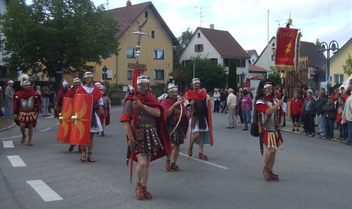 Die Legionen marschieren durch Ennetach