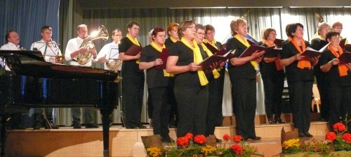 Die Liederlust mit Unterstützung durch die Bläser des Musikvereine Ennetach