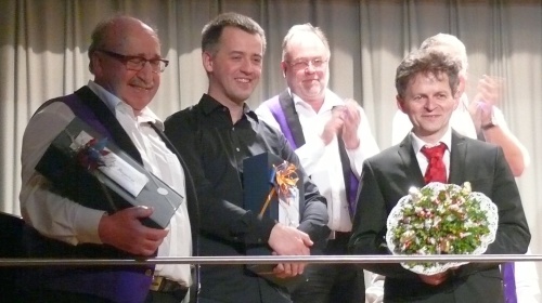 Chorleiter und Klavierbegleitung